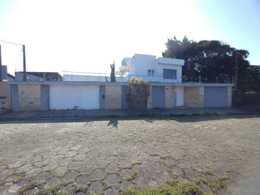 Casa padrão com 3 quartos, 2 banheiros e 1 vaga de garagem, ocupada