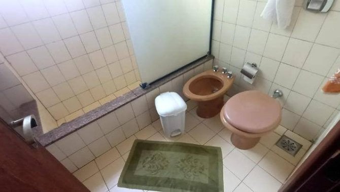 Casa com 6 quartos, 5 banheiros e 1 vaga de garagem