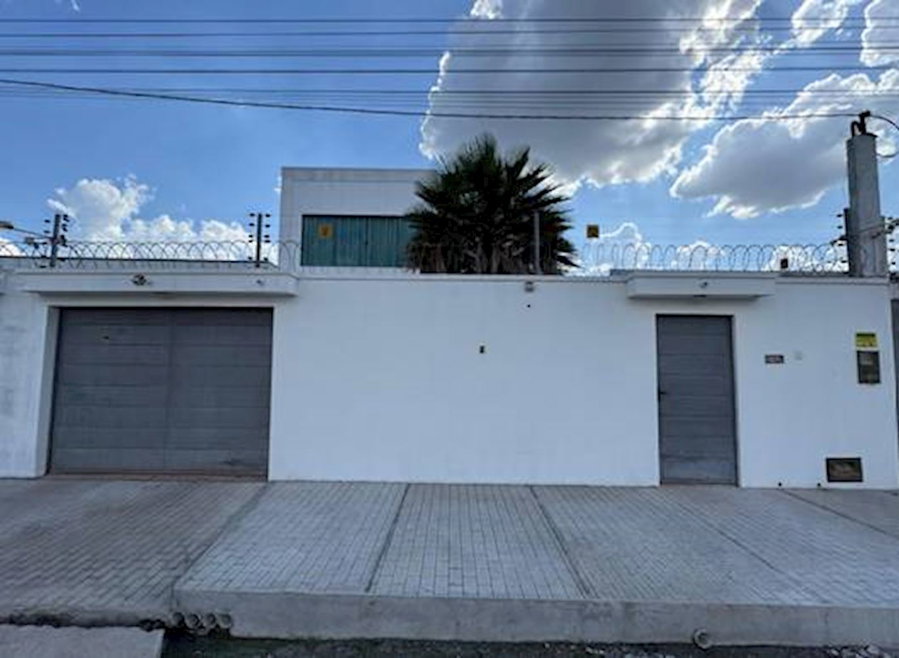 Casa com 4 quartos, 4 banheiros e 1 vaga em Batalha/PI