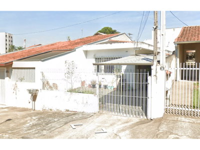 Casa ocupada com 2 quartos e 65m² construídos