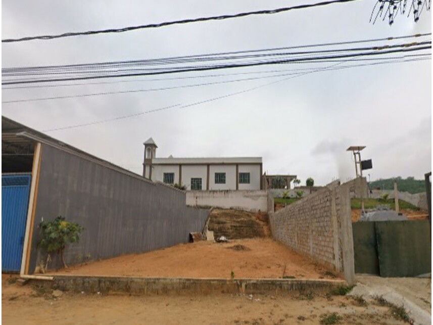 Terreno de 410,7m² ocupado em leilão com matrícula oficial