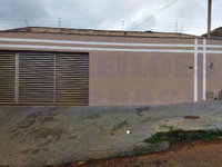 Casa com 3 quartos e 2 banheiros, área construída de 69,75m², ocupada