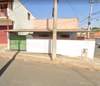 Casa com 3 quartos, 2 banheiros e 280m², necessita reforma