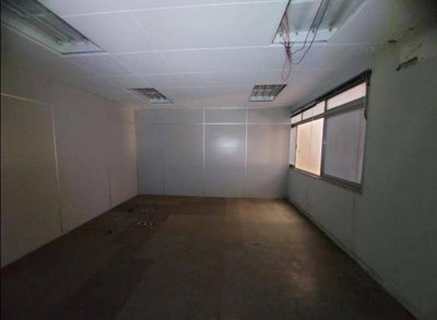 Ex-agência comercial com 2700m² de área útil, 4 banheiros e 6 salas
