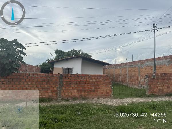 Casa com 2 quartos, varanda e vaga de garagem