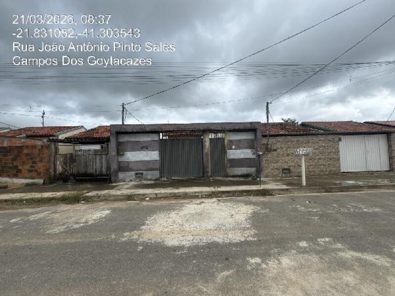 Casa com 2 quartos, varanda e 45 m² de área construída