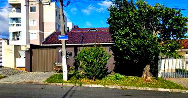 Casa Ocupada com 329m² de Área Construída em São José dos Pinhais