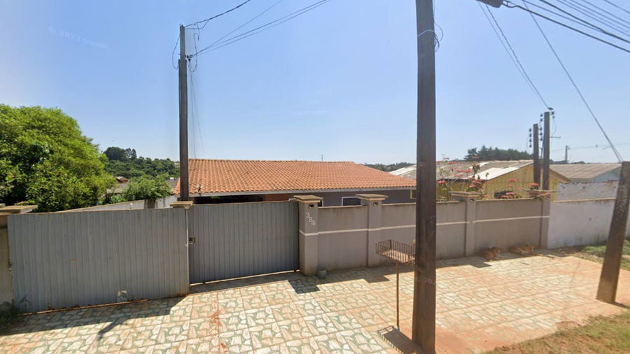 Casa Ocupada no Jardim Carvalho com Ampla Área Construída