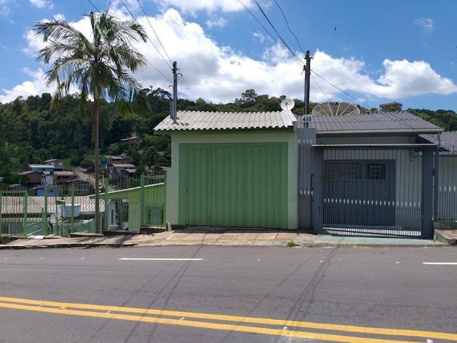 Casa com 6 quartos, 3 banheiros e 2 vagas de garagem