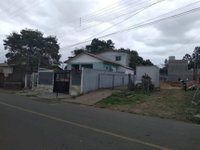 Casa ocupada com 1 vaga e 76 m² construídos