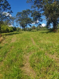 Terreno 1023m² com segurança 24h e vista privilegiada, pronto para construir