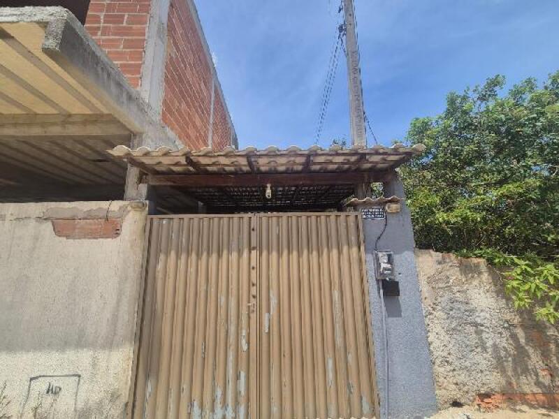 Casa com 2 quartos, varanda e 1 vaga de garagem
