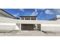 Casa padrão ocupada com 1 vaga e ampla área construída