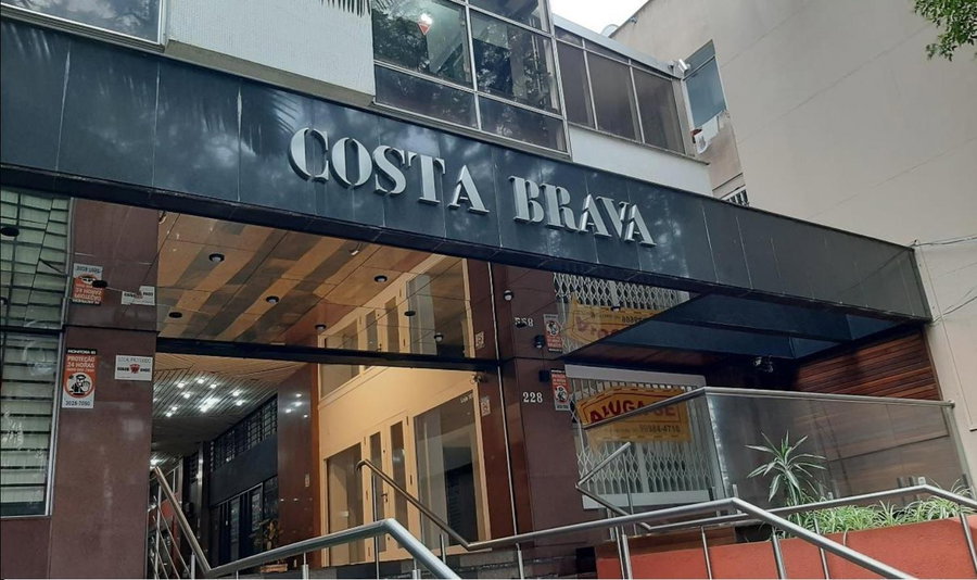 Sala comercial desocupada com 43m² e 1 banheiro