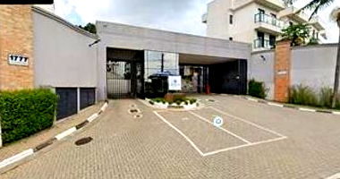 Residência em Condomínio com 3 Pavimentos em Cotia/SP