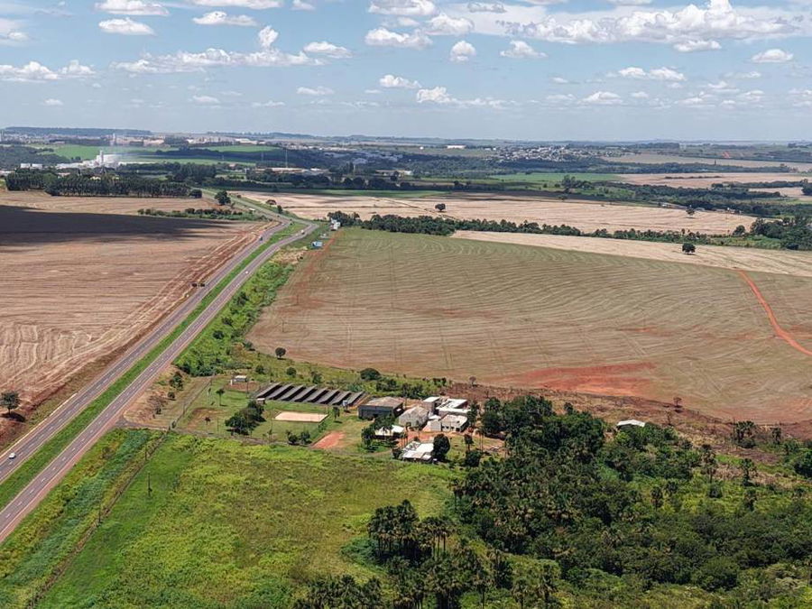 Fazenda com 87.500 m² de terreno e 1.520 m² construída, ocupada
