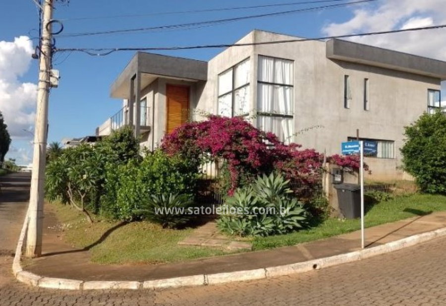 Casa ocupada de 540m² em terreno amplo de 752,47m²