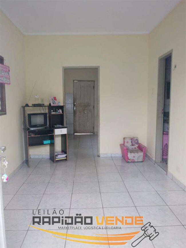 Casa com 3 quartos, sala, cozinha, banheiro, área de serviço e varanda