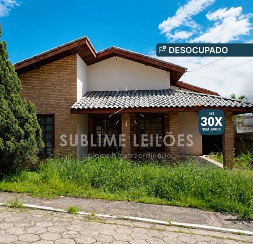 Casa desocupada com 3 quartos e 208,71m² construídos