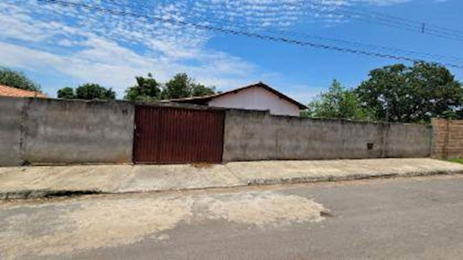Casa Padrão com 1 Vaga de Garagem em Urucuia/MG