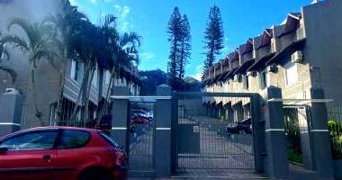 Casa em Condomínio com 3 Pavimentos e Área Privativa