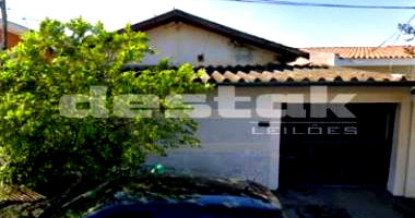 Casa térrea com 3 quartos, banheiro, edícula e amplo quintal