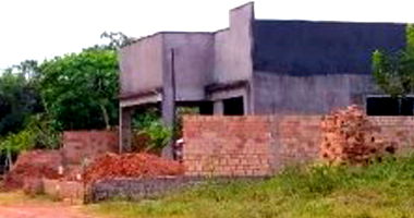 Terreno com 3852m² e cerca de 20 casas prontas e inacabadas
