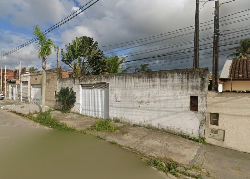 Casa com Piscina em Condomínio - 360m² de Terreno