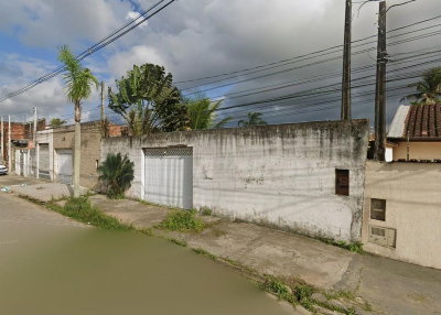 Casa com Piscina em Condomínio - 360m² de Terreno