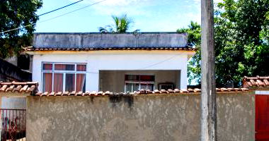 Casa com 49m² construída em terreno de 360m², ocupada