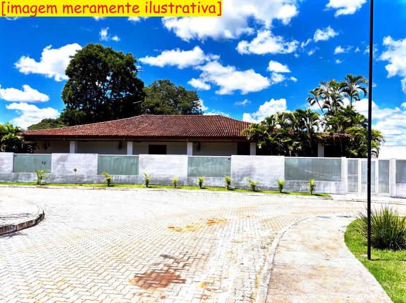 Casa térrea colonial com 5 suítes, piscina e garagem para 5 carros