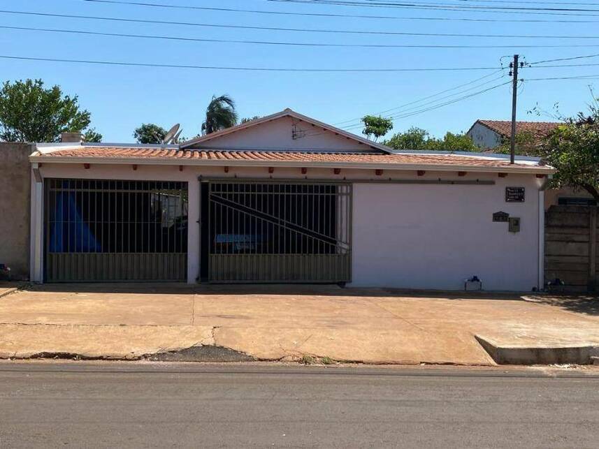 Casa padrão ocupada com 3 quartos, 2 banheiros e 190m² construída