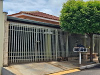 Casa desocupada com 3 dormitórios, 2 banheiros e 153,77 m²