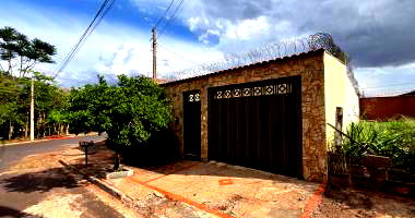 Casa ocupada com 50m² construídos, perfeita para investimentos