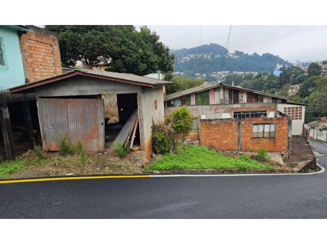 Casa com 90m² em terreno de 216m², 1 quarto, 1 banheiro, desocupada