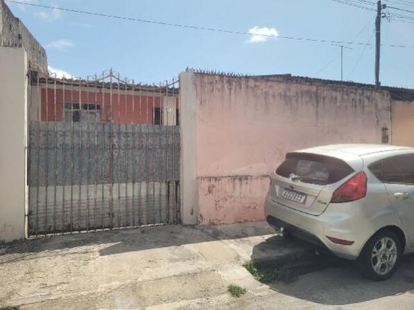 Casa com 2 quartos, 1 banheiro, área construída 37,31m², 1 vaga