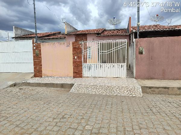 Casa com 2 quartos, 2 banheiros, 1 vaga e 90m² construída