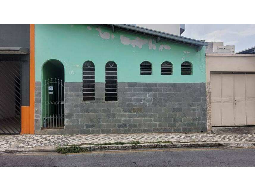 Casa em leilão no Centro de Taubaté com 98m² e 116m² de terreno