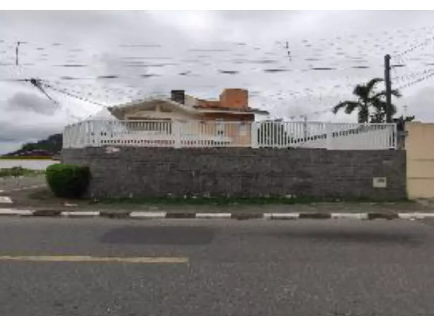 Casa em Leilão com 4 Quartos e 2 Banheiros em Jardim América