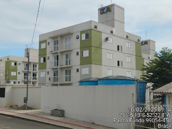 Apartamento com 2 quartos, 1 banheiro, área privativa e 1 vaga