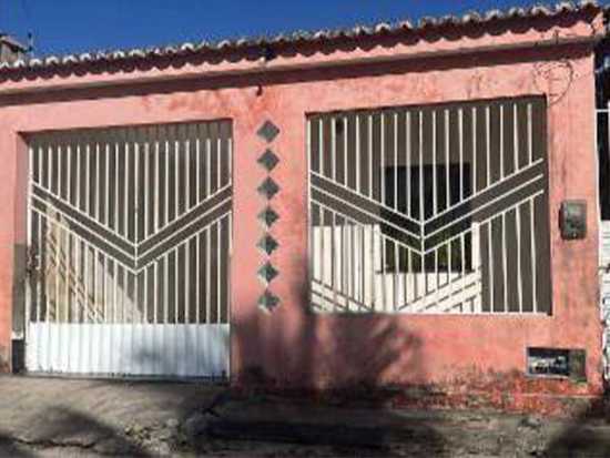 Casa com 2 quartos, 1 banheiro e 1 vaga de garagem, ocupada