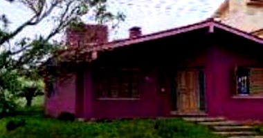 Casa padrão ocupada com 3 quartos, 2 banheiros e 2 vagas