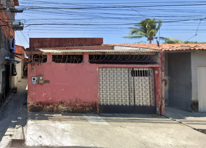 Casa ocupada com 72 m² e terreno de 135 m²