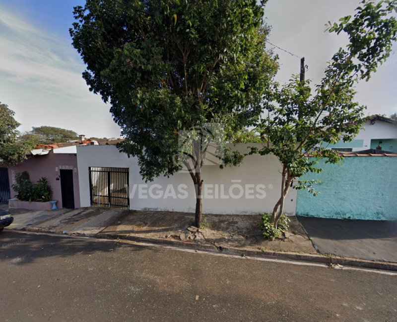 Casa com 205m² de terreno no Jardim Adelino Simione