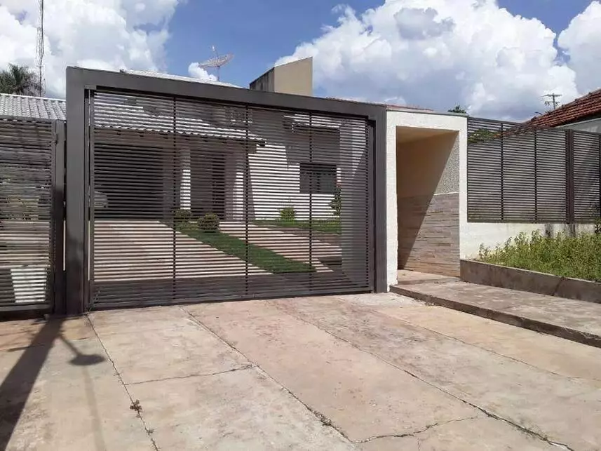Casa Ocupada com 3 Quartos e 2 Banheiros em Leilão