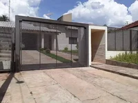 Casa Ocupada com 3 Quartos e 2 Banheiros em Leilão