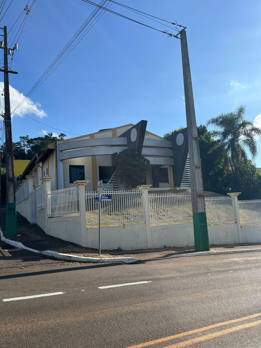 Centro de eventos com 450m² em lote urbano de 800m²