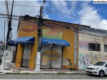 Prédio comercial com construção precária em terreno