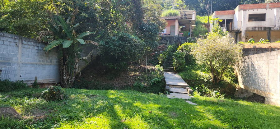 Terreno Amplo de 1.930m² no Parque dos Jacarandás em Arujá