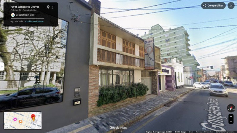 Terreno com construções em Pelotas, 2 pavimentos, 5 aberturas